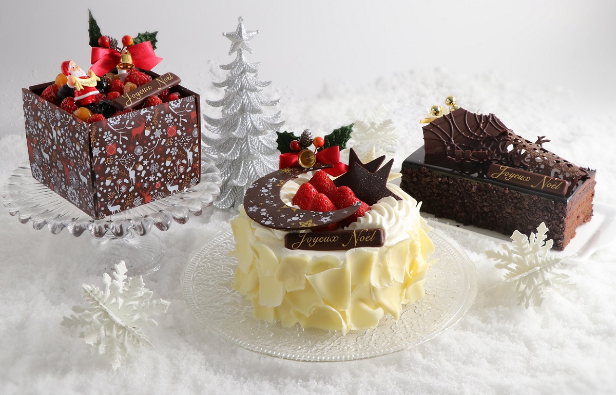 「ノエルネージュ4号（写真中央）」3780円、「リュクス アメール（写真右奥）」3780円 (税込)、「ノエルデリスショコラ（写真左奥）」4320円