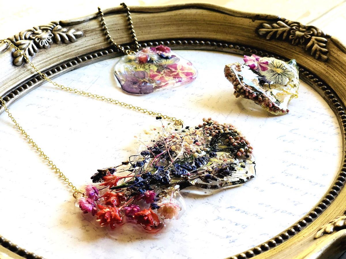 自分で作れば喜びもひとしお！UVレジンでボタニカルアクセをハンドメイド！