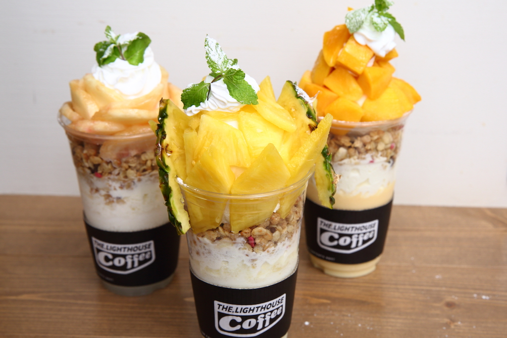 フルーツタワー各1800円（左から夏限定ピーチタワー、完熟パイナップルタワー、噂のマンゴータワー）