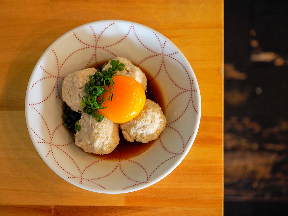 「釜玉つくね」（390円）のみナンコツ入り。時折弾けるコリッとした歯ざわりもたまらない