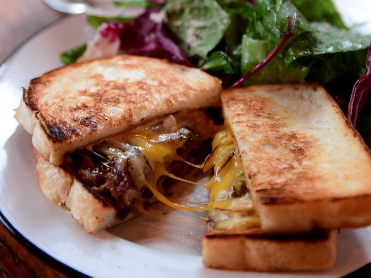 あの「バーガーマニア」が手掛ける「新感覚」サンドイッチが絶品！