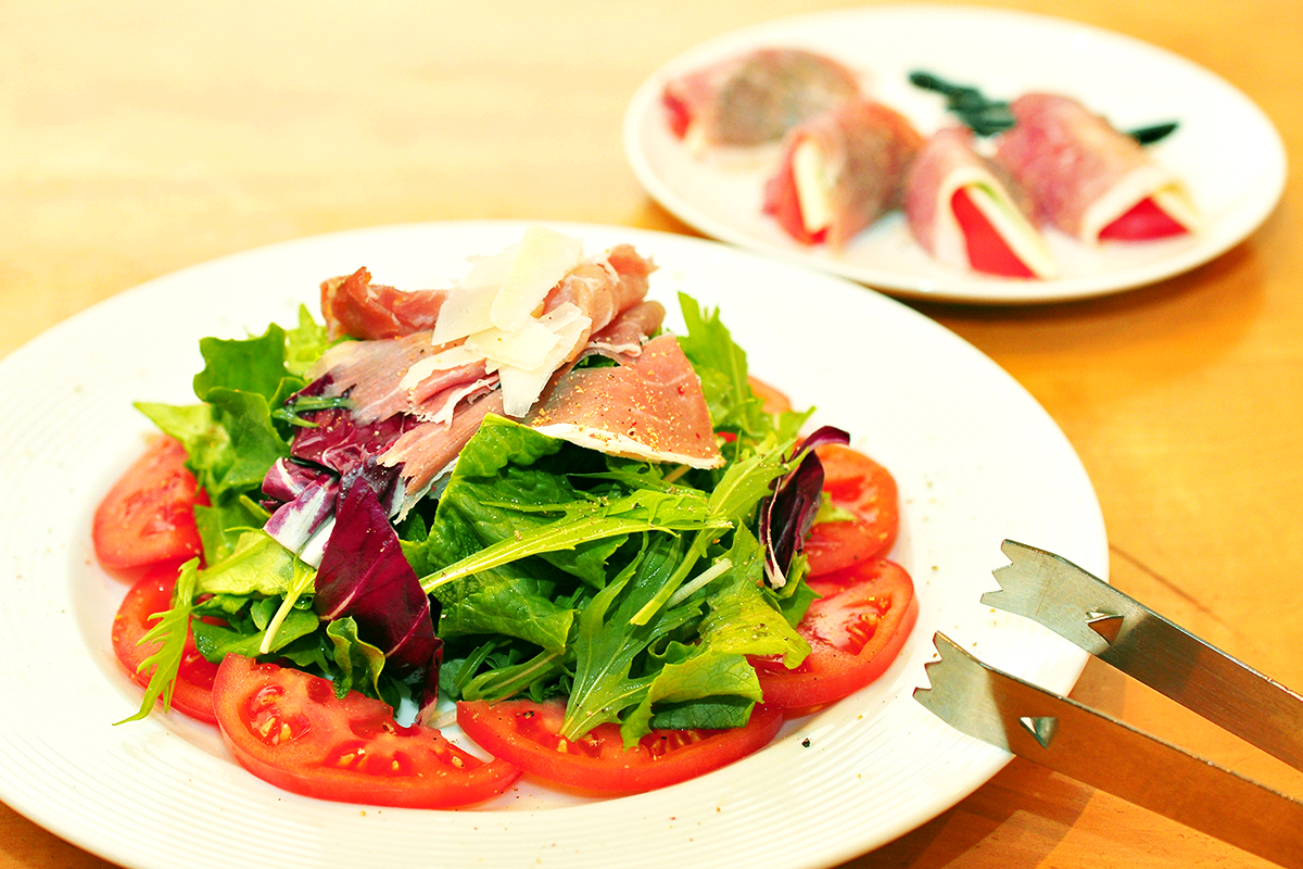 シーザーサラダ（手前）、トマトのカプレーゼ（奥）