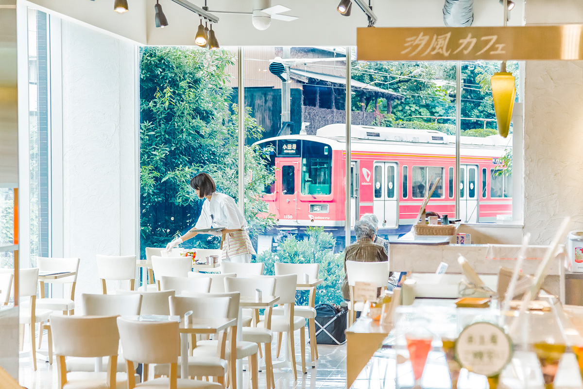 風祭駅のホームのすぐそばだから、窓からは間近に箱根登山鉄道の列車が！