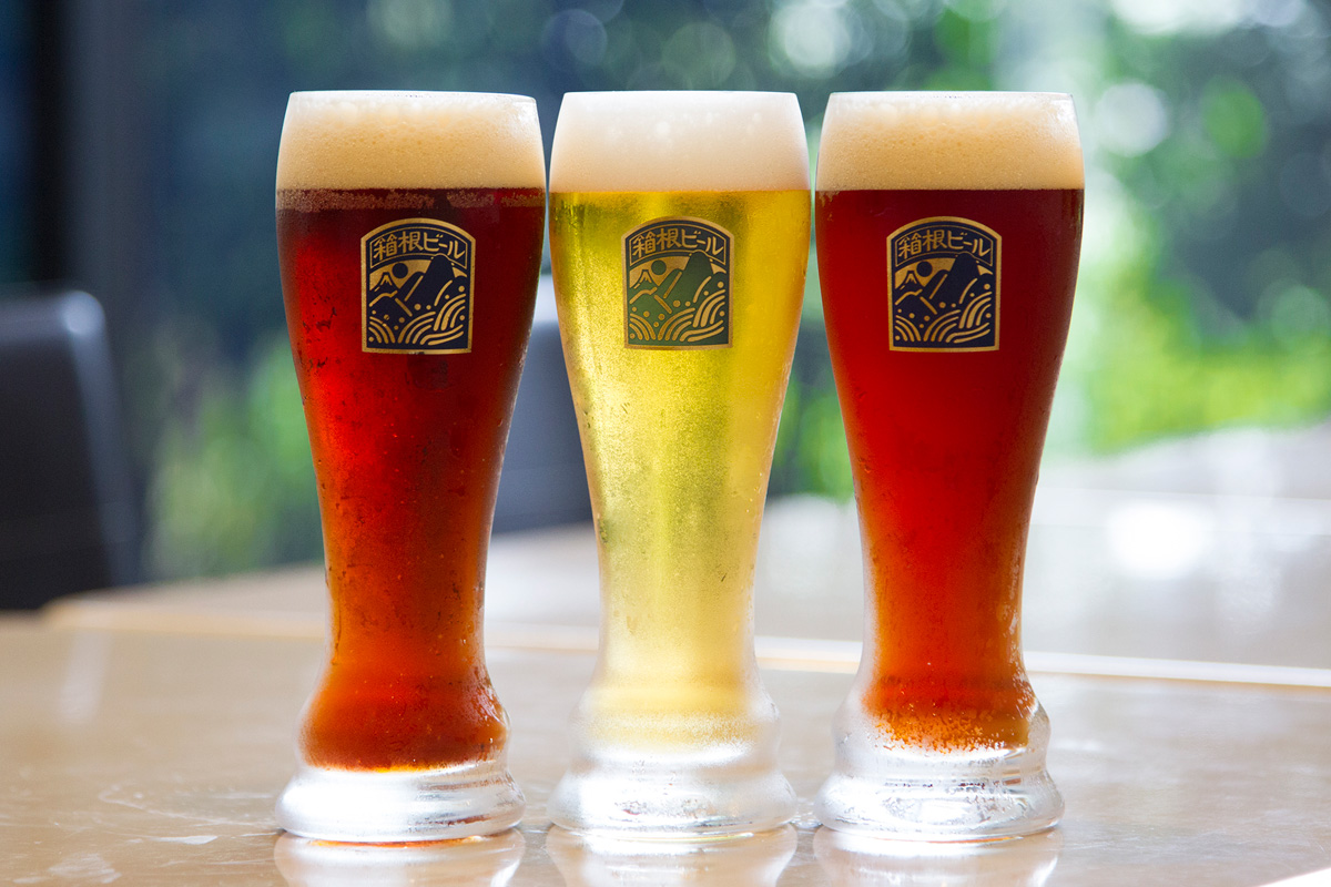 左から小田原エール、箱根ピルス、秋限定のこゆるぎブラウン（グラス各486円～）。