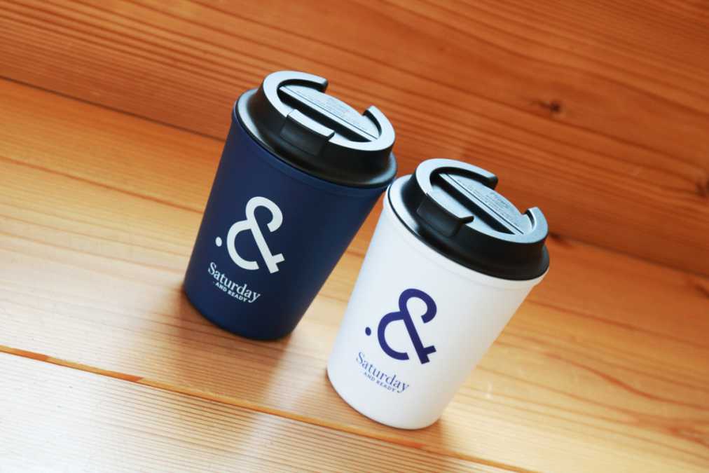 ロゴ入りのタンブラー各1600円