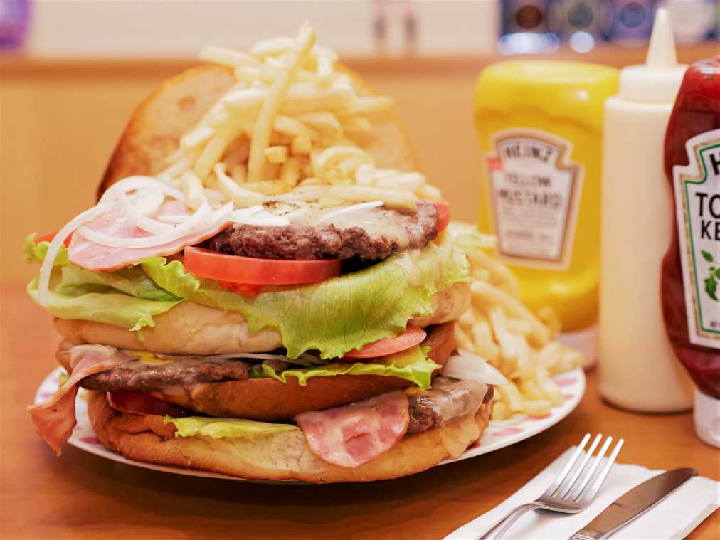 メガトンネイビーバーガー（ポテト付き）3294円（バーガー単品3024円）