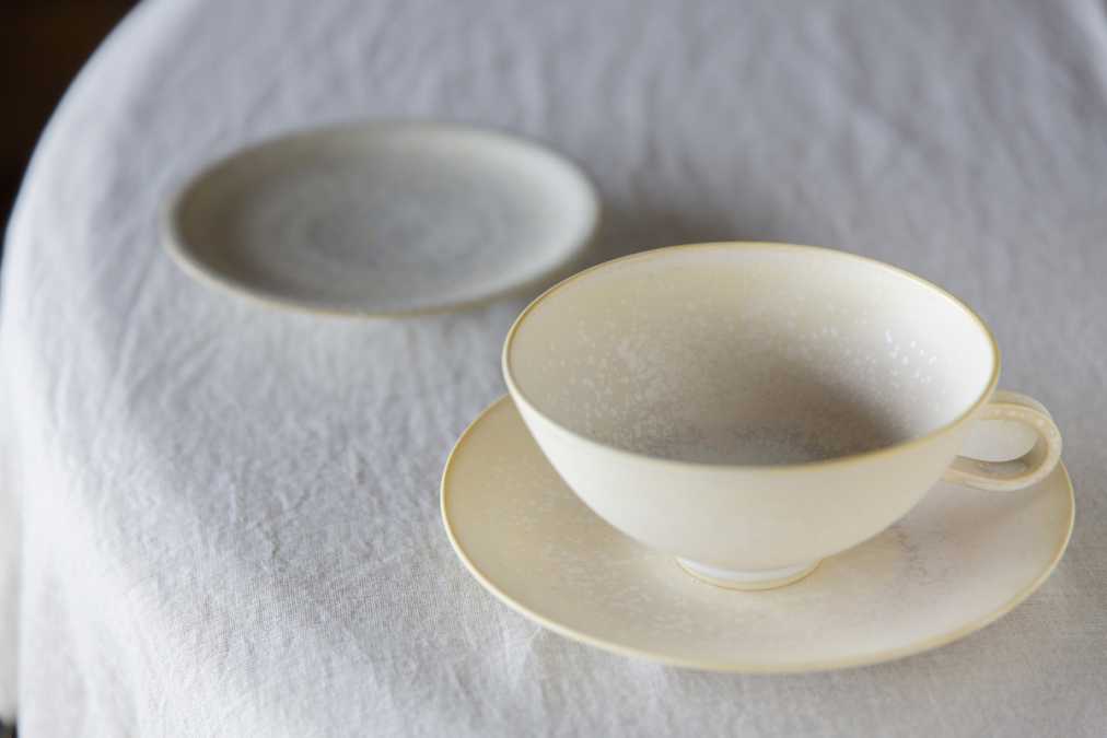 マットな質感と淡い結晶釉が美しい福岡彩子さん（大阪）のカップ＆ソーサー