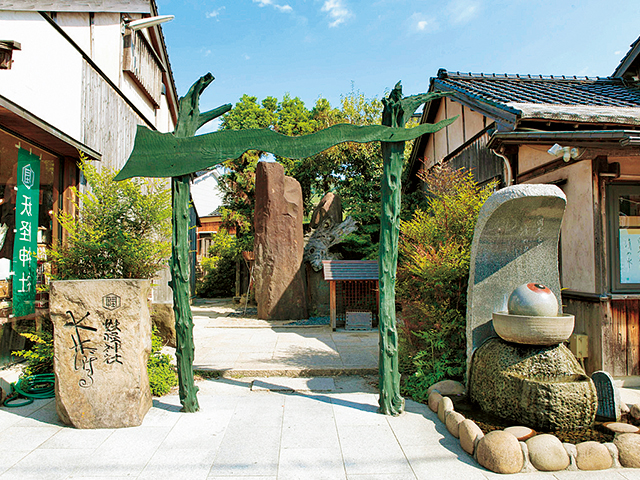 鳥居になったのは‘一反木綿’。清め水の‘目玉おやじ’は水の中でくるくる回る