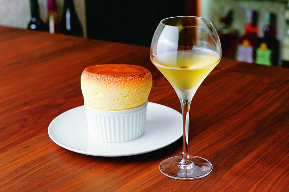 焼きたてつもんスフレ1200円はしぼまないようアツアツのうちに食べたい。グラスワイン950円～