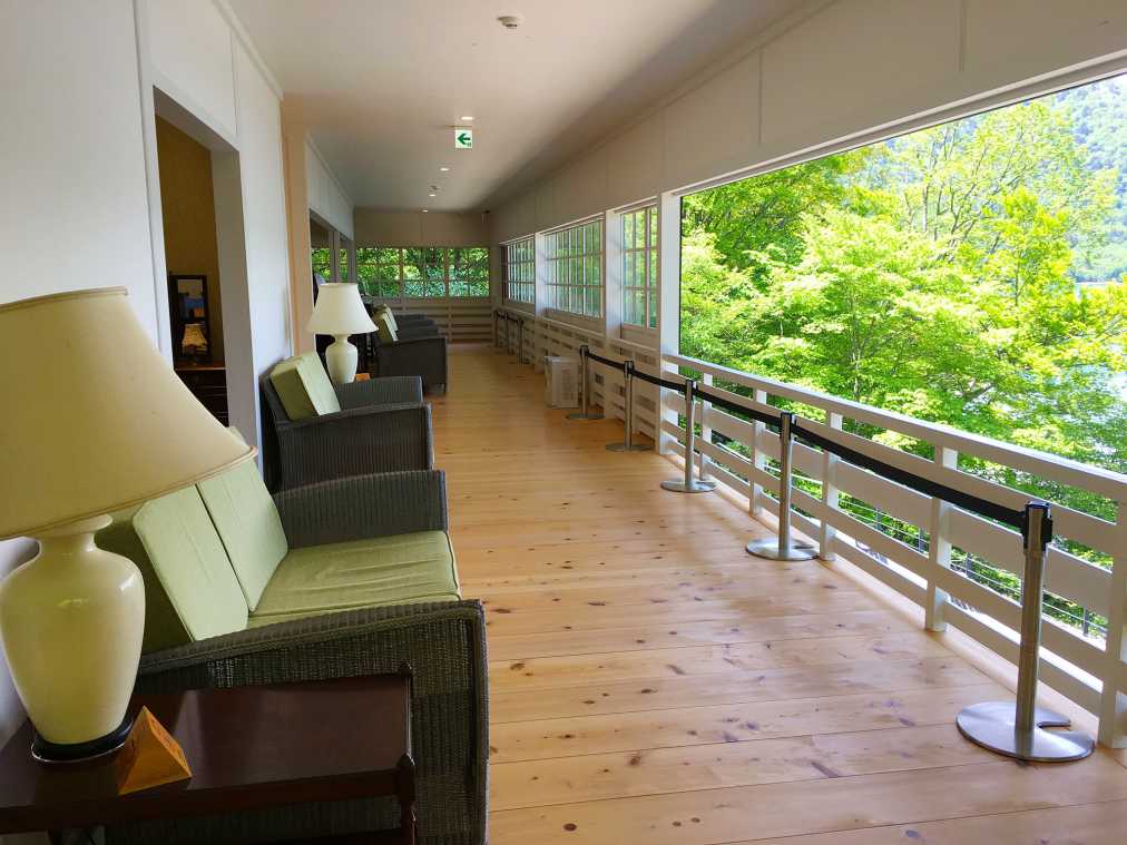 2階からは中禅寺湖を一望できる