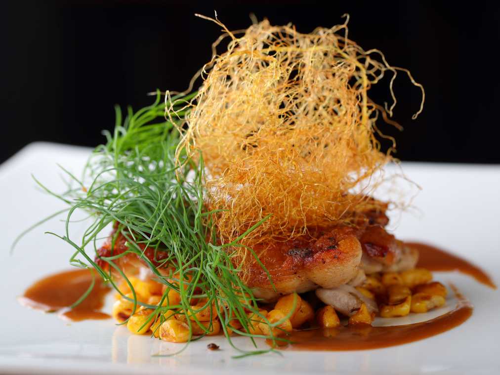 肉料理「大山鶏のロースト　ゴールドラッシュとシュペッツレ」