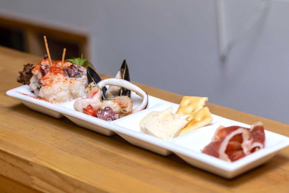 本日のオススメ前菜4種盛り1000円(※「酒蔵」限定の出前メニュー)