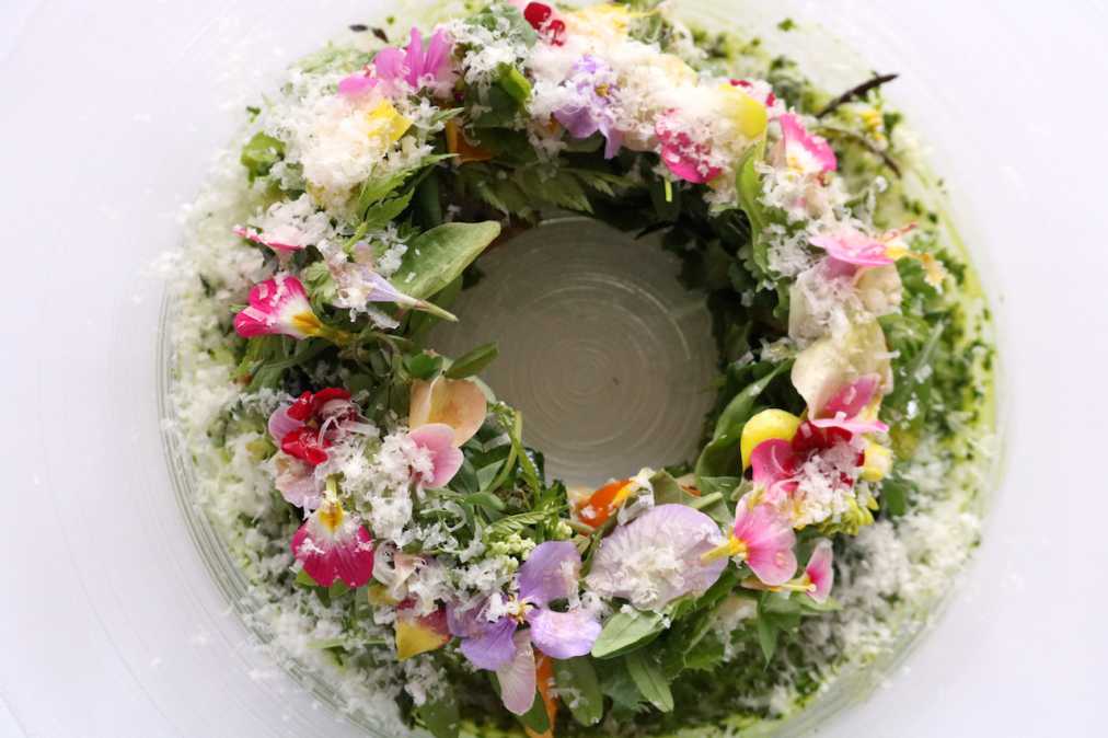 まるでお花畑。63種の野菜と花と野草のサラダが美しいフレンチコース