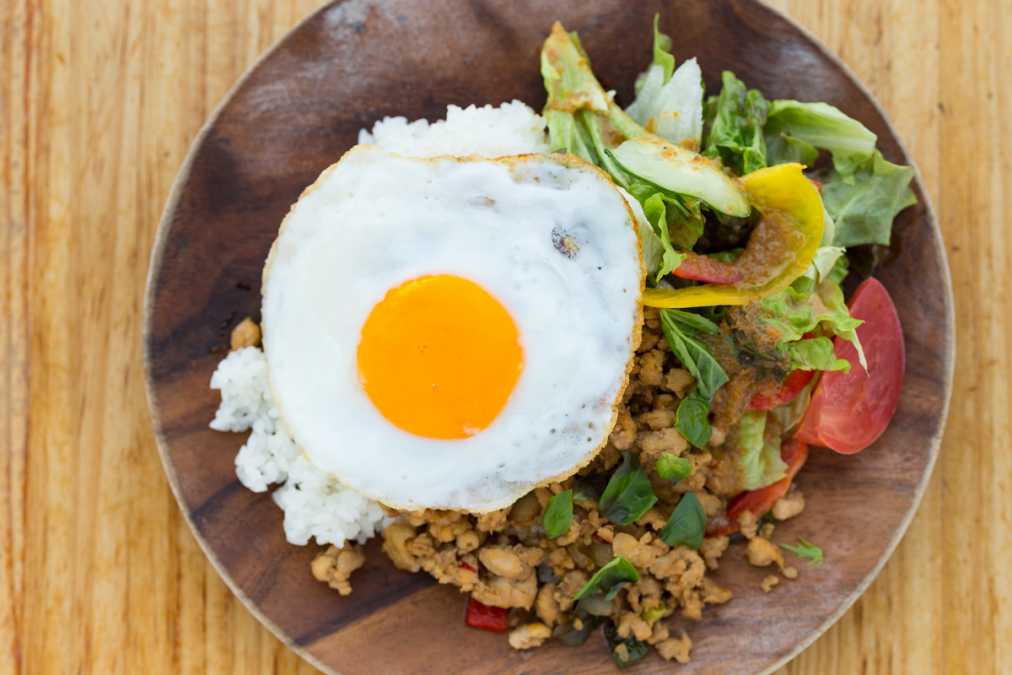 食事系で人気のガパオライス900円。ランチタイム11時30分〜14時はドリンク付き