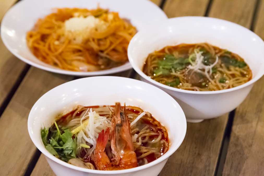 手前からタイのトムヤムクンヌードル、中国の蘭州牛肉面、イタリアのパスタ　各300円（ハーフサイズ）