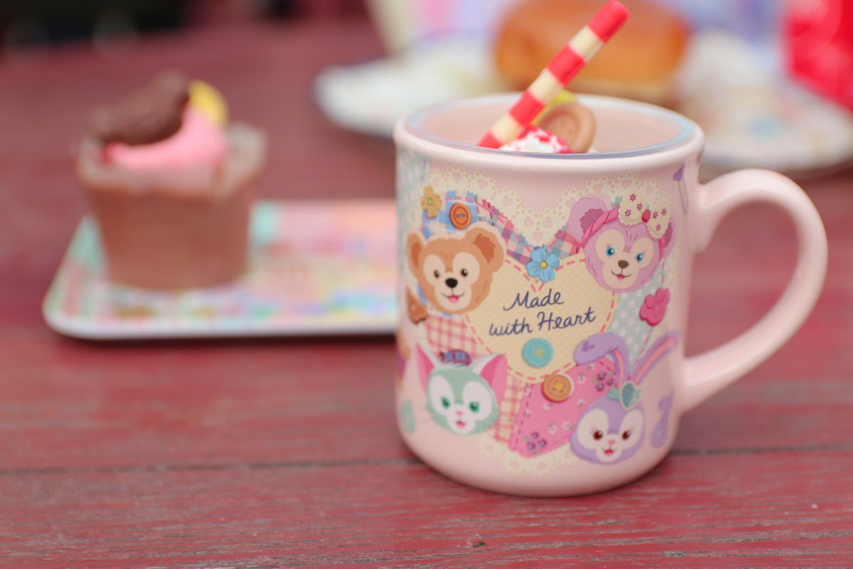 ストロベリー＆カシスムース（スーベニアカップ付）880円・販売はケープコッドクックオフ