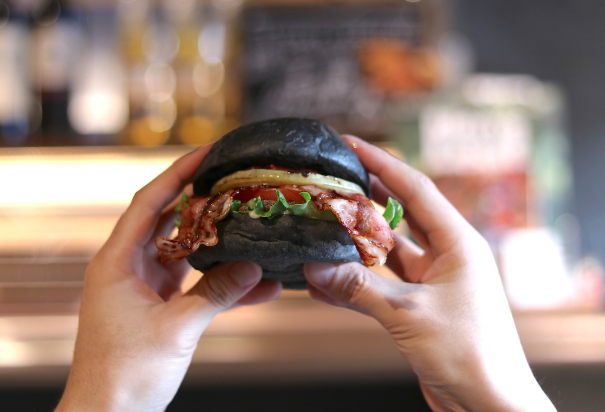 真っ黒バンズがインパクト大！京都・嵐山の新名物はこのバーガー