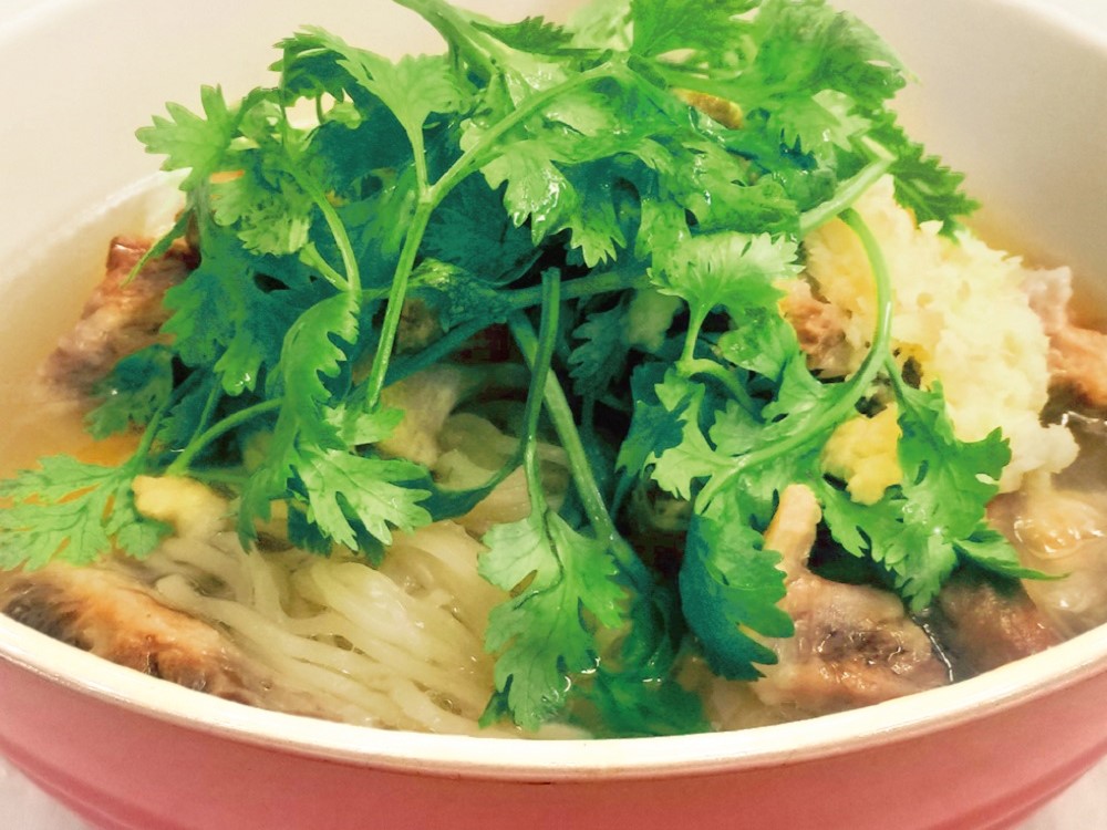 東京・青山のハワイアンカフェのオックステールスープラーメンが話題です！