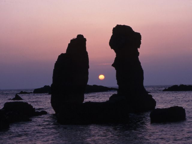 夕景に佇む石柱