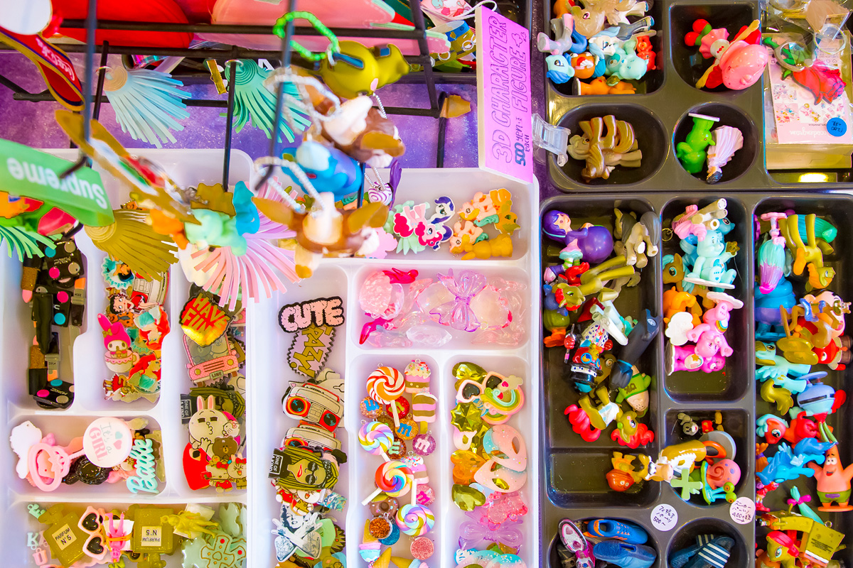 選んでいると時間を忘れそう！キーホルダーも作れます