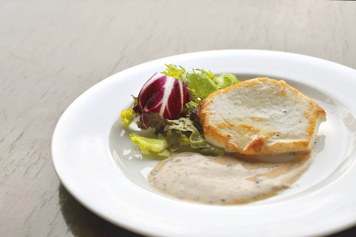 メカジキのサルタート 長谷川農園産マッシュルームの白ワインソースと共に