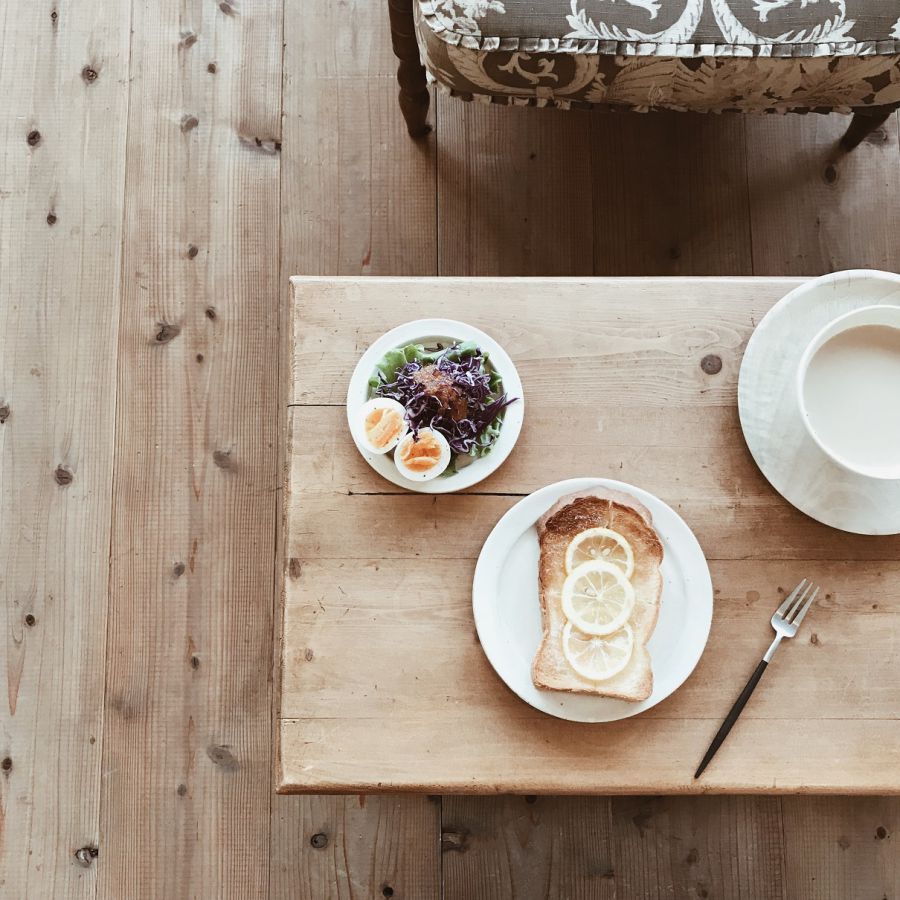 レモントースト300円（国産レモンがある時のみのメニュー）、サラダ150円、カフェオレ450円