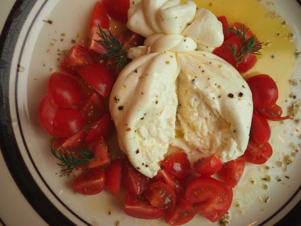たっぷりトマトとブッラータ オレガノ添え　1680円