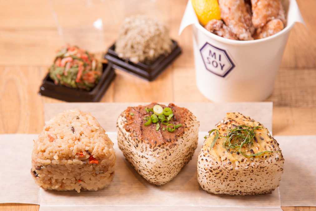 左から炊き込みおにぎり194円、味噌焼きおにぎり、白味噌焼きおにぎり 各162円