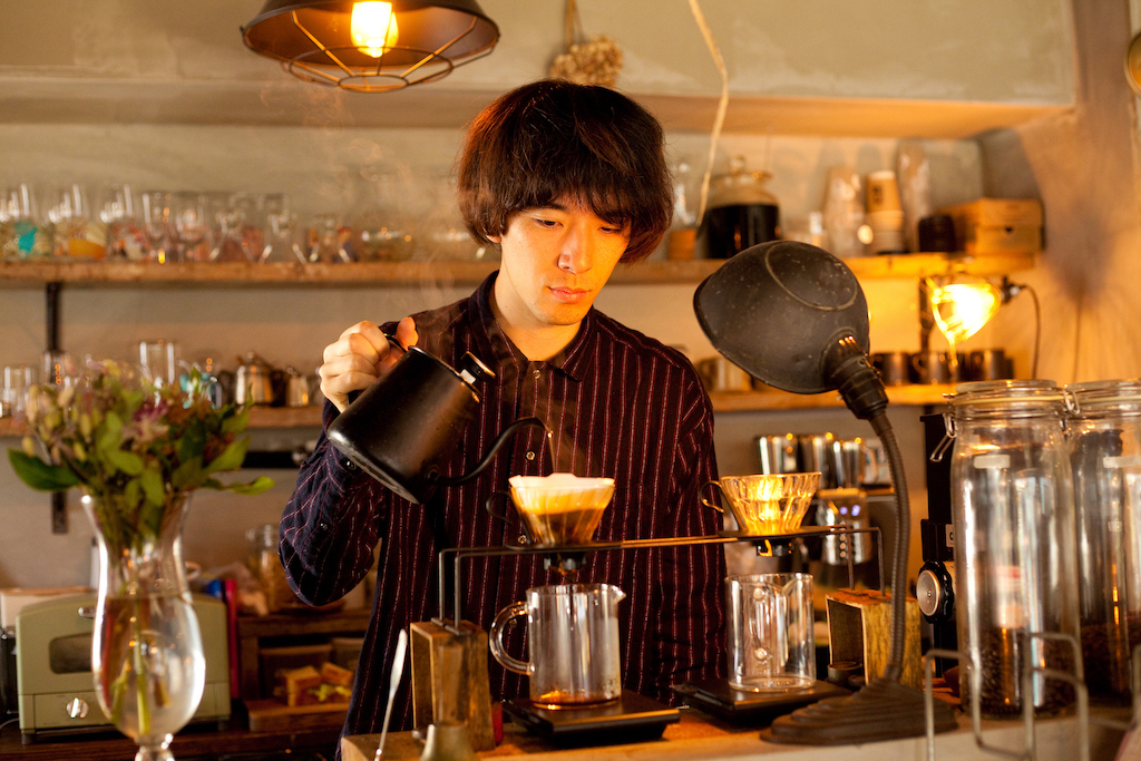 一つ穴のドリッパー、紙は臭いのないものを選んで使用