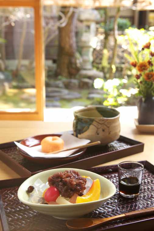 手前はあんみつ550円、奥は抹茶と和菓子600円