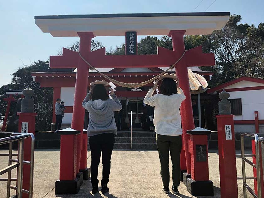 勝負運いただき！釜の蓋を頭にのせて開運祈願