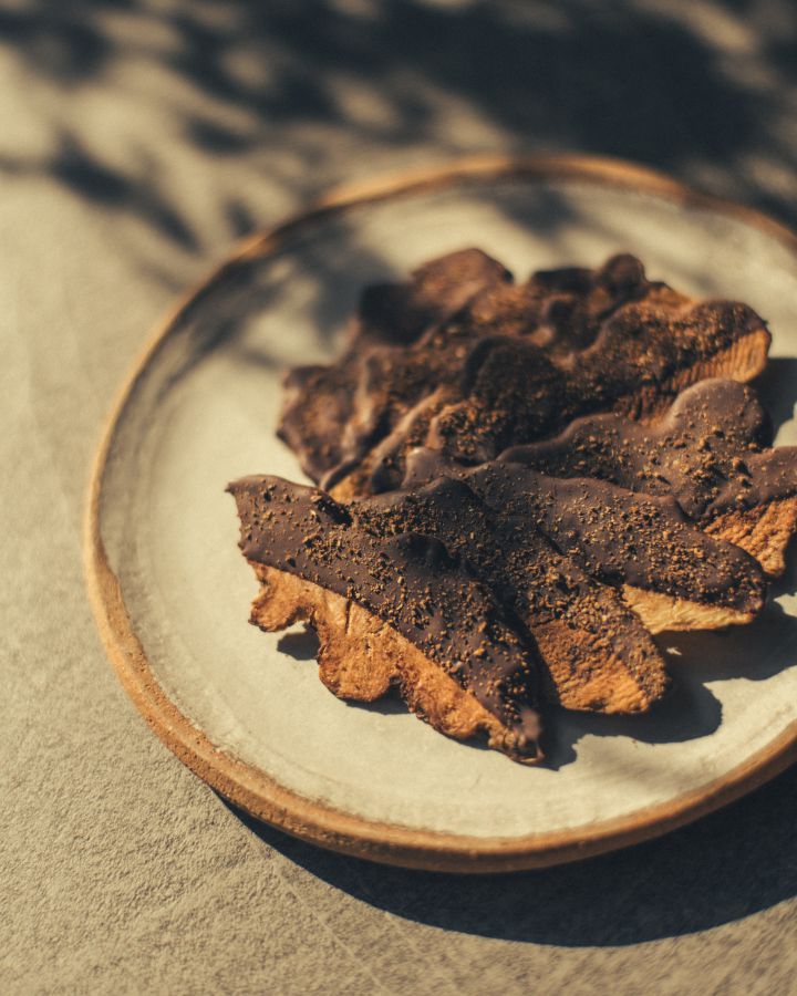 シェフ　安田翔平氏による提供メニュー：「菊芋チョコチップス / Sunchoke Chocolate Chips」1200円