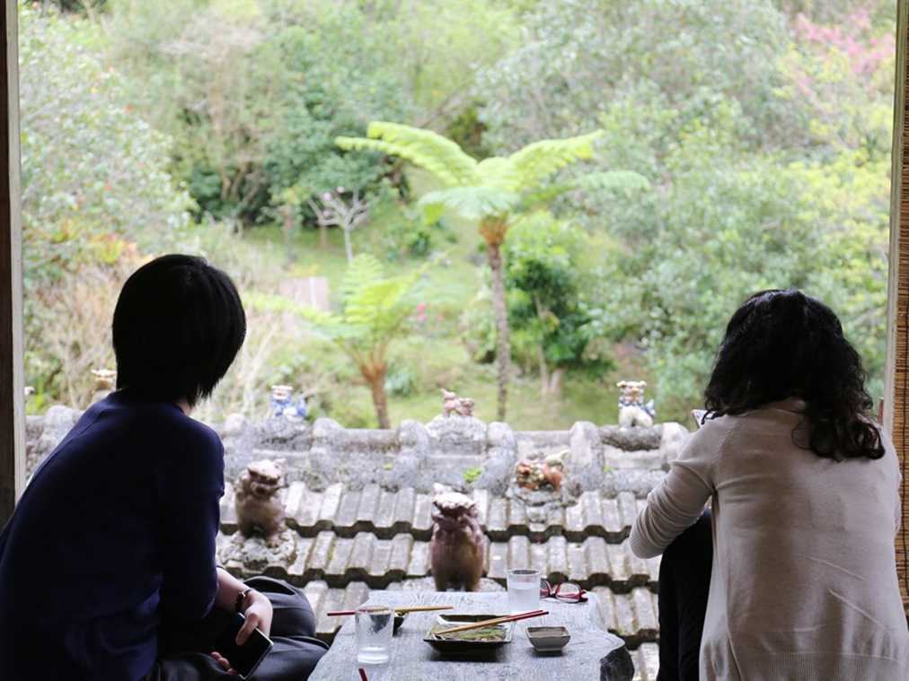 南国の樹々に囲まれた喫茶店。100体のシーサーに心ほっこり