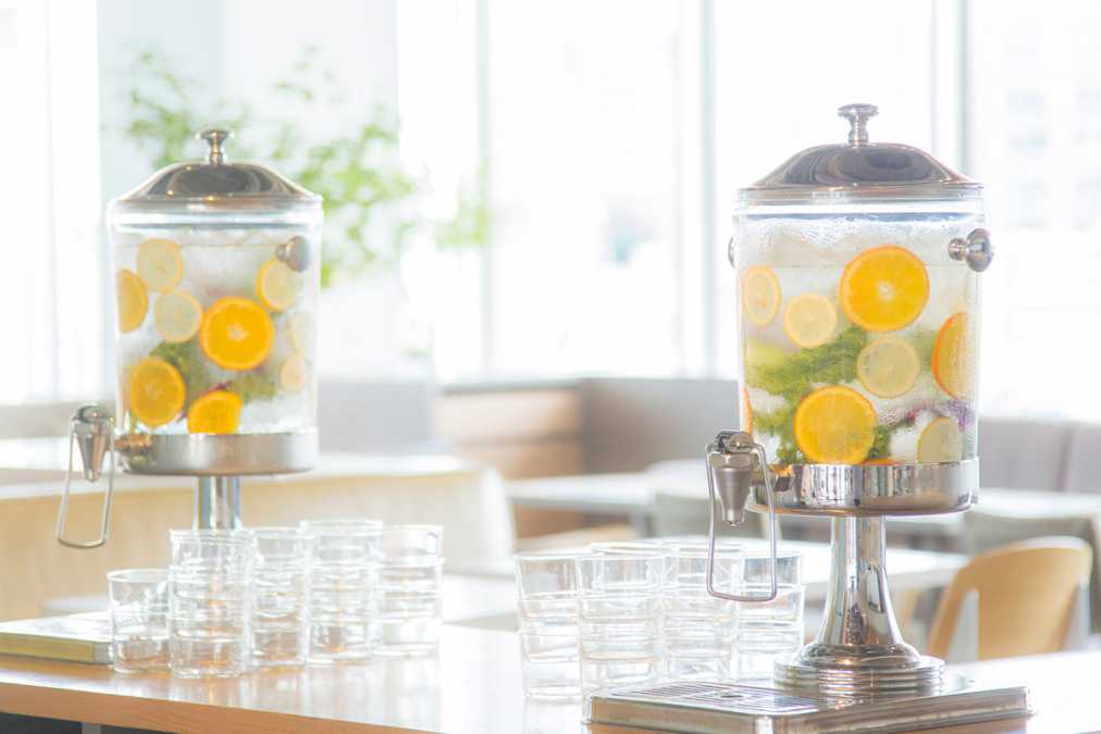 お冷には野菜やフルーツを浮べたデトックスウォーターを用意