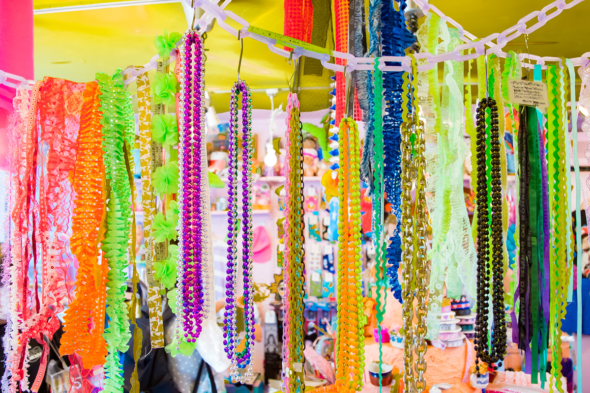上にも注目！カラフルなチェーンやビーズなども