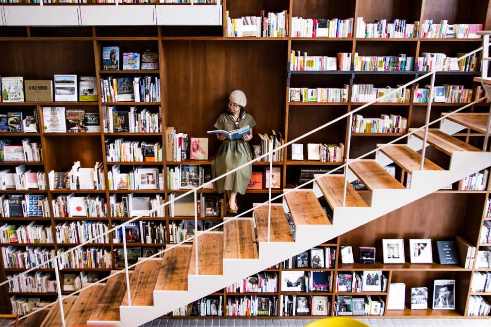 ラウンジの本棚には腰掛けられる一角や、靴を脱いで棚の中に入れるスペースも