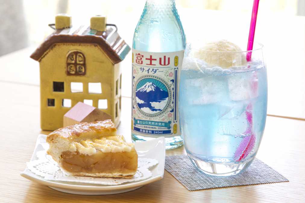 箱根ホームメイド・アップルパイ　400円、富士山サイダーフロート　500円