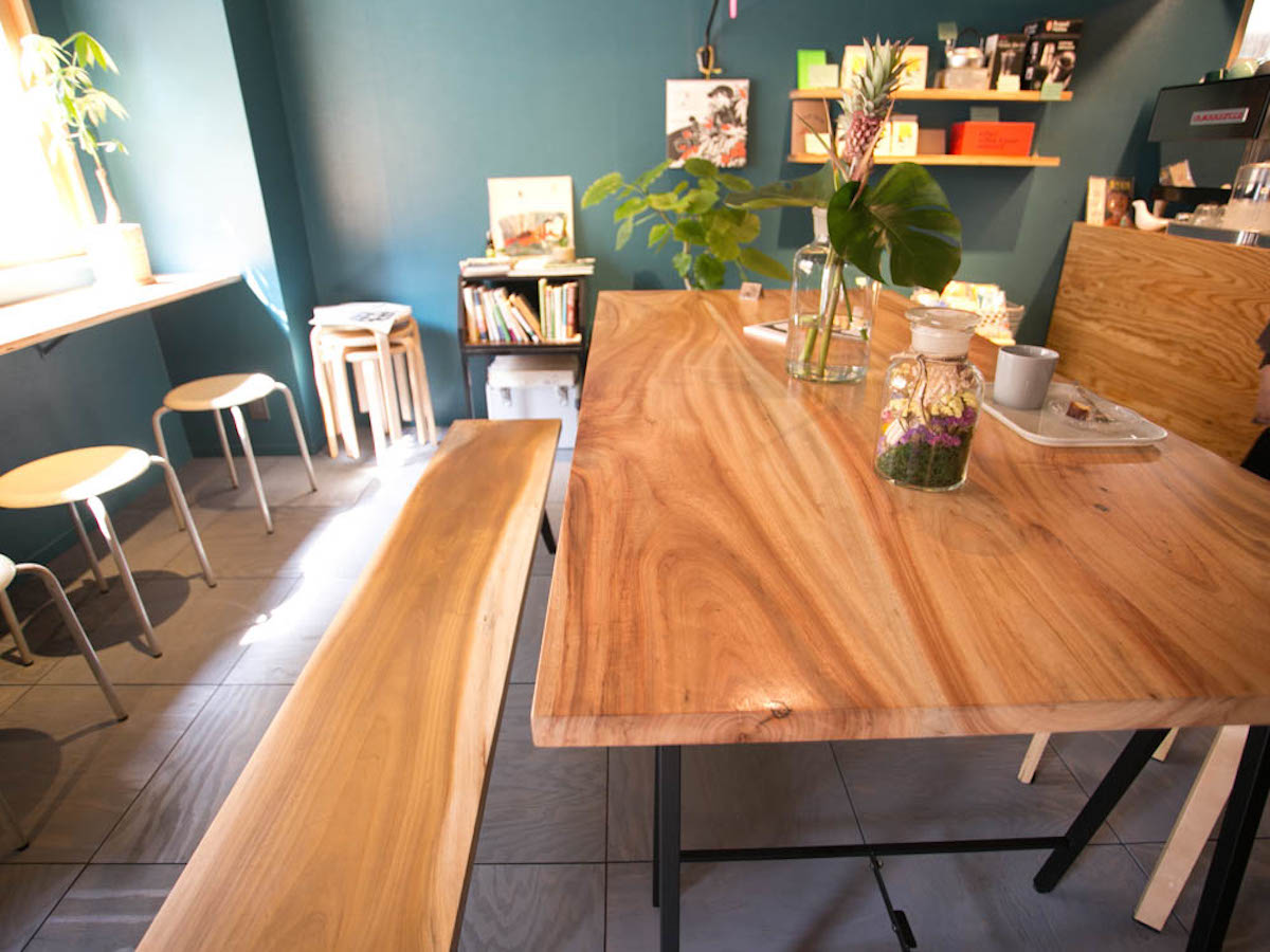 路地裏の隠れ家カフェで、広島の街中にいながら“山小屋”気分