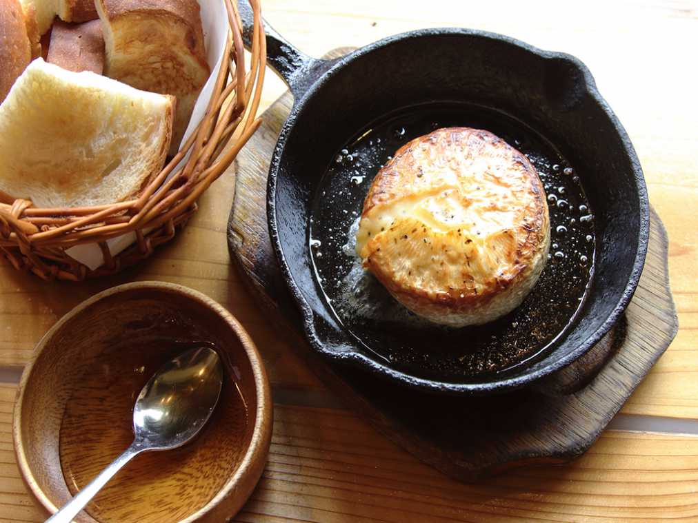 カマンベールチーズ　ワンホール（パン＆はちみつ付き）680円