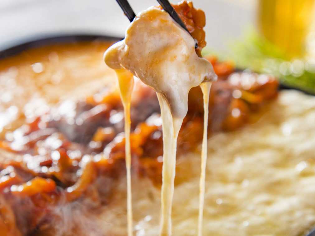 次のブームは「レインボーチーズタッカルビ!?」7種の具材が美味コラボ