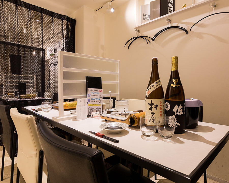 黒いレースのカーテンで仕切れば、テーブル席もプライベートな空間に変身！