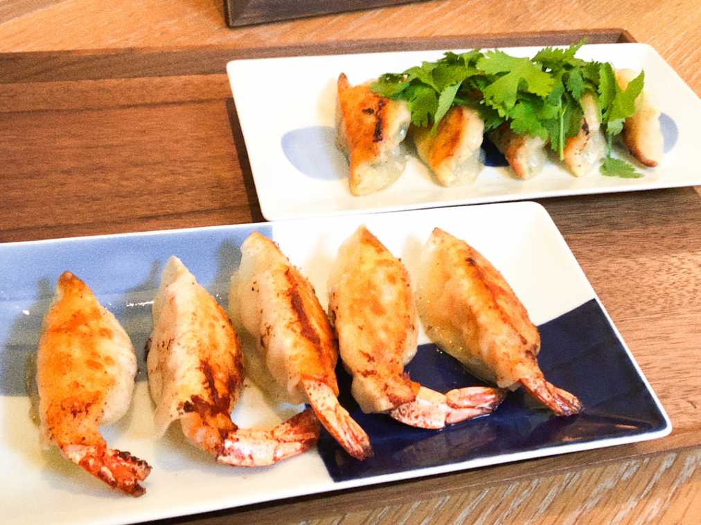 世界のグルメガイド掲載の餃子！パクチー山盛りやとろける餡の変わり種餃子は必食！