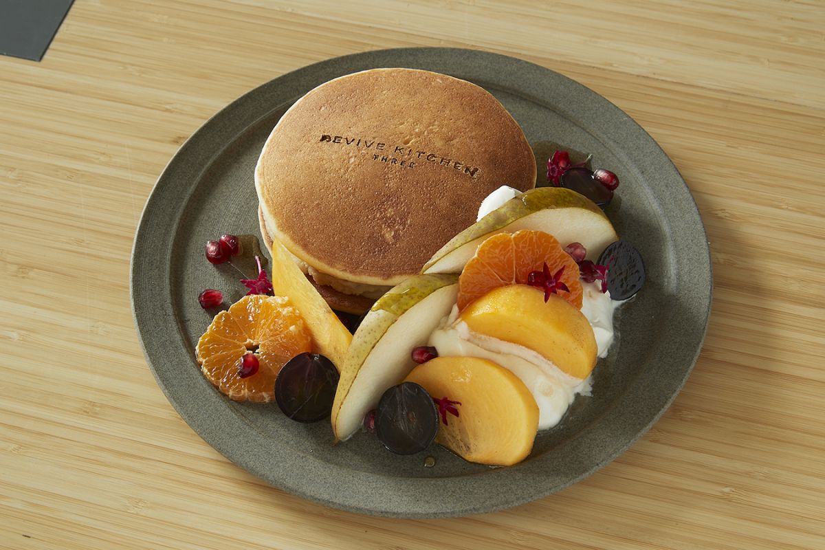 米粉どら焼き w/季節のフルーツ　972円