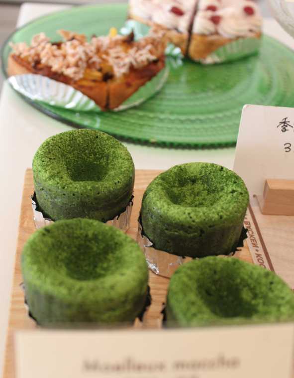 手前から、モワルー抹茶　400円、季節のタルト　350円