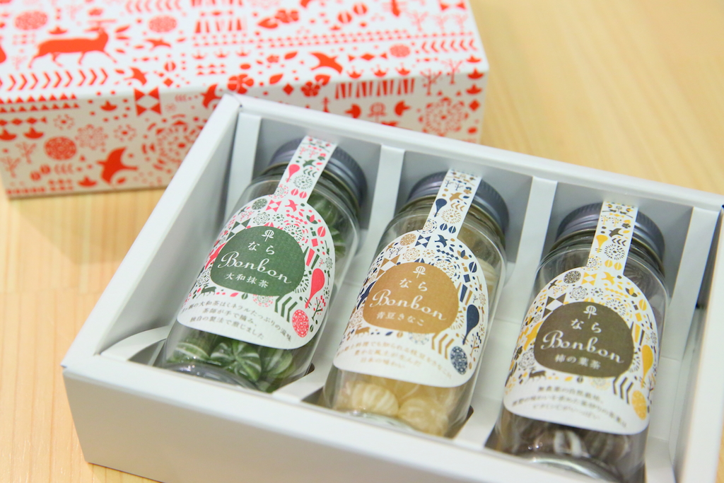 「ならBonbon 3個入り」飴代＋箱代216円 （写真は左から大和抹茶、青豆きなこ、柿の葉茶 各540円）