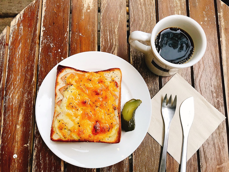 （写真左から）クロックムッシュ 810円、#7フレンチローストSサイズ 486円