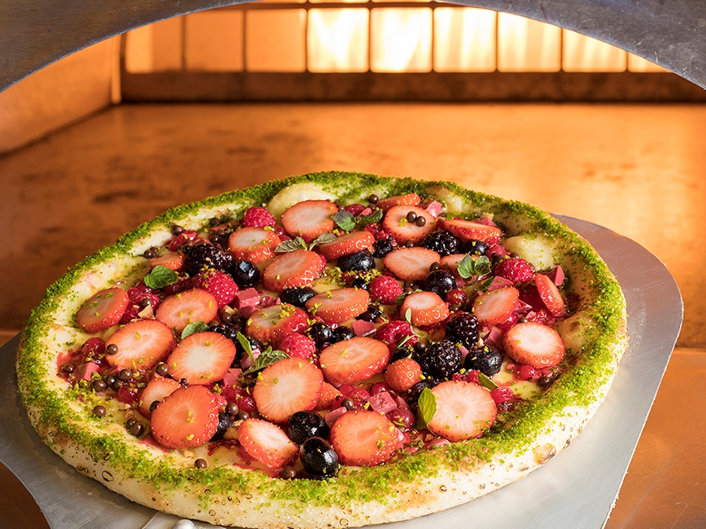 え？ピザまでいちご??「スイスホテル」の高級茶とあまおういちごのビュッフェが凄い！