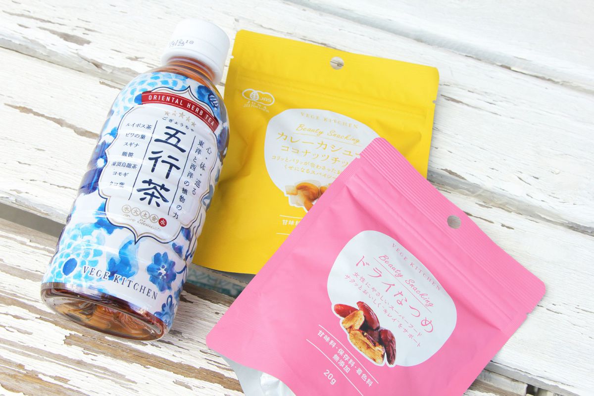 （写真左から）ベジキッチン 五行茶 オリエンタルハーブティー 水［sui］ペットボトル　199円、ビューティースナッキング（カレーカシューとココナッツチップス）　486円、ビューティースナッキング（ドライなつめ）　486円