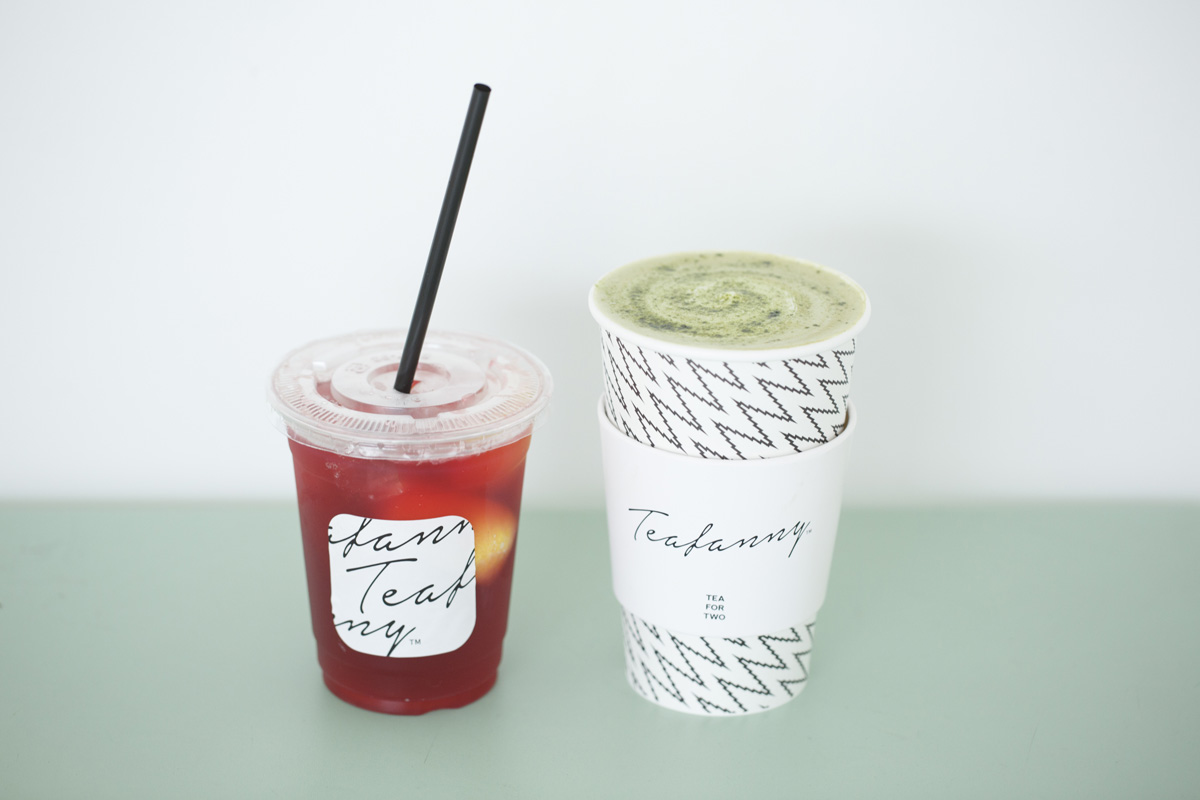 （左から）レモネード（S）590円、抹茶ラテ（R）590円