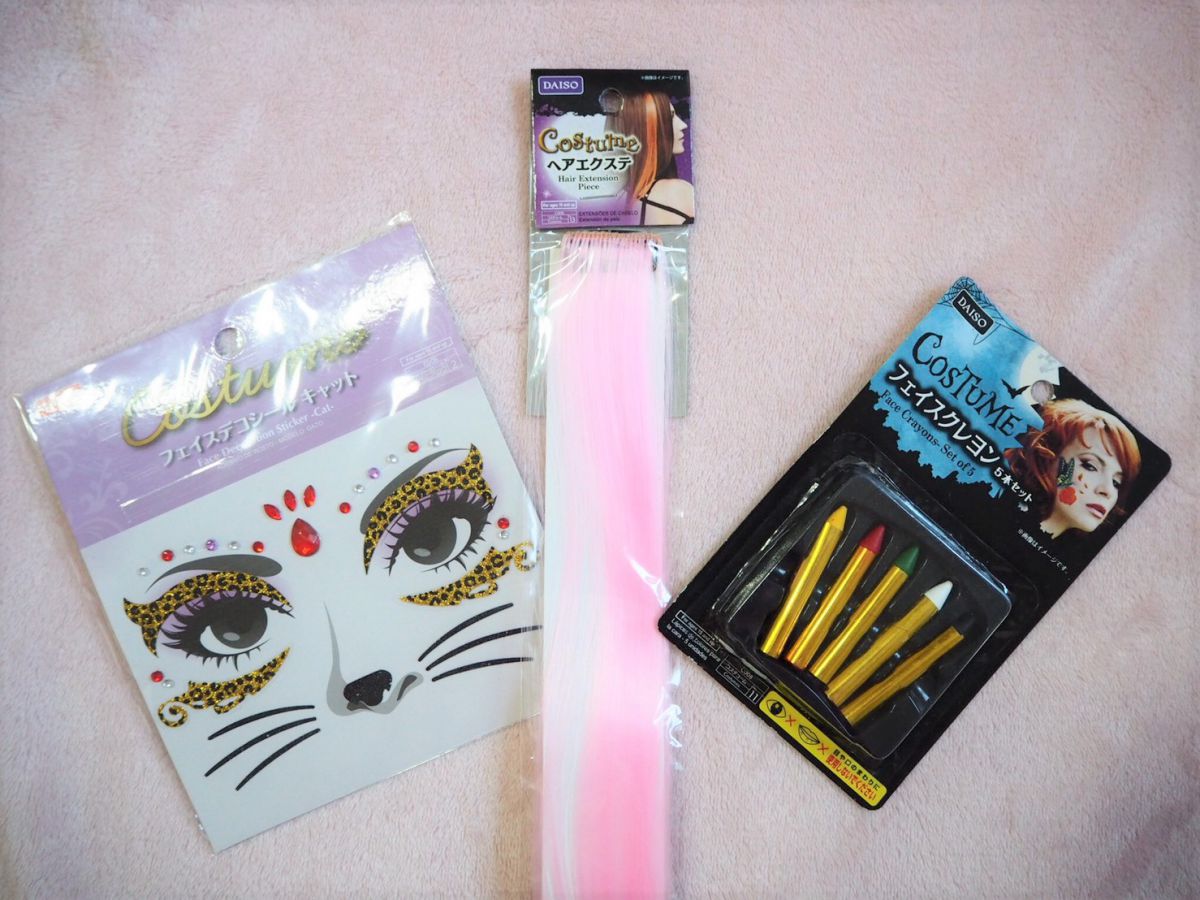 左から、フェイスデコレーションキット、ヘアエクステ、フェイスクレヨン 各108円